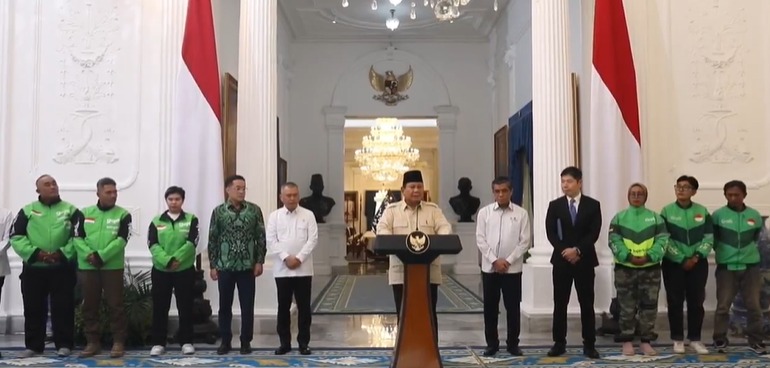 Prabowo dalam konferensi pers bersama CEO GoTo Patrick Walujo dan CEO Grab Anthony Tan di Istana Merdeka, Jakarta, Senin (10/3). (Foto:Biro Sekretariat Presiden)